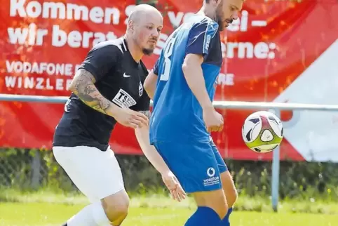 Ballfixiert: Timo Marek Tobaka (links) vom FC Ruppertsweiler und Torschütze Sandro Marinello vom SV Hochstellerhof.