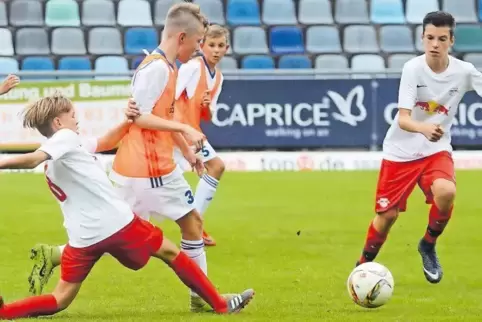 FK Pirmasens gegen RB Leipzig – auch diese Paarung bot der VW-Polo-Cup im Stadion Husterhöhe. Hier grätscht der Leipziger Laurin