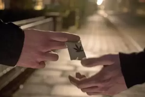Die Polizisten fanden geringe Rauschgiftmengen bei der Durchsuchung eines 26-Jährigen. SymbolFoto: dpa