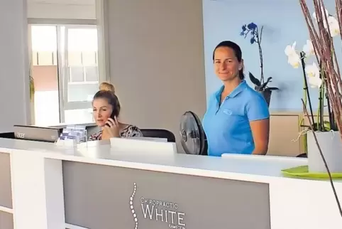 Behandelt schon seit Ende Juli in den neuen Räumen: Chiropraktikerin Renee White (rechts) mit Assistentin Ceyda Zeh.