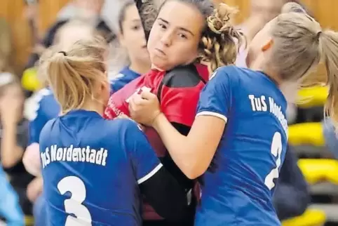 Lücke dicht: VTZ-Spielerin Aalyah Heyner findet im Halbfinale des C-Jugend-Turniers gegen die Nordenstädterinnen kein Durchkomme