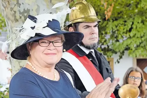 Ortsbürgermeisterin Ursula Knoll mit ihrem 15. Kerwehut neben Büttel Thomas Neuber.
