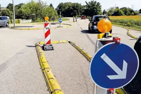 Bisher laut Stadtverwaltung nur als Baustelle mit provisorischer Beschilderung eingerichtet: Kreisel an der Ortseinfahrt von Hag
