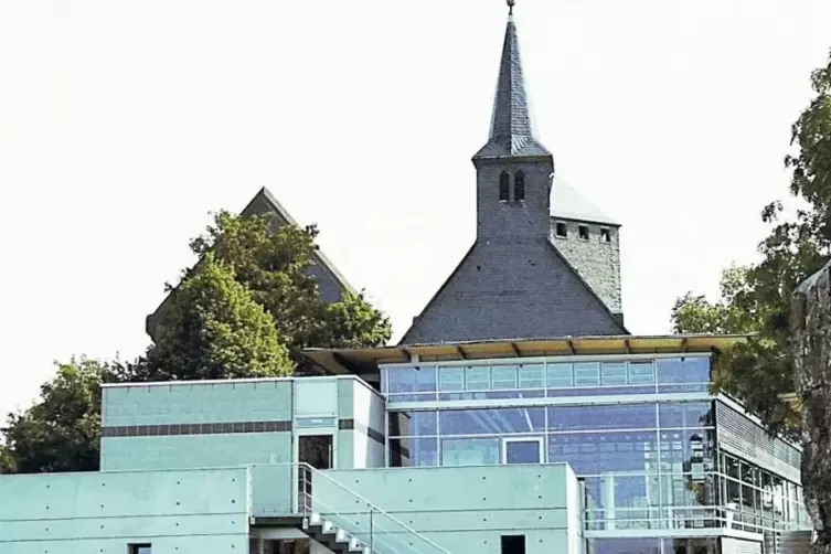 Sorgte wegen seiner modernen Architektur im historischen Burgambiente f&uuml;r Diskussionsstoff: das Urweltmuseum Geoskop.