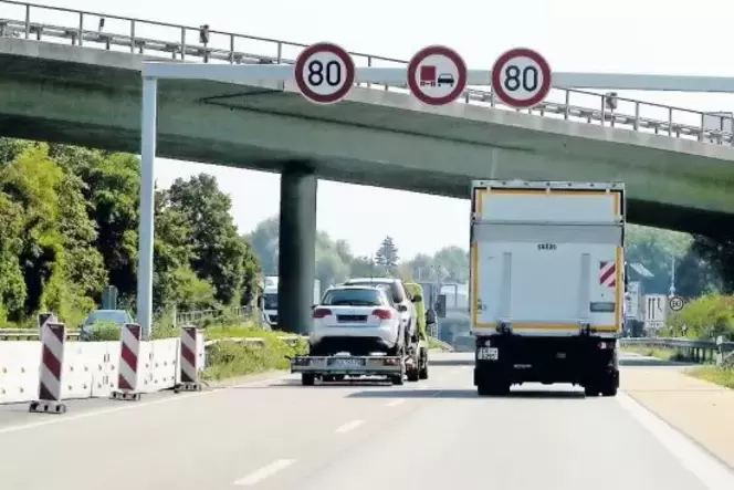 In diesem Straßenabschnitt wird den Fahrern nur eine Spur zur Verfügung stehen. In diesem Straßenabschnitt wird den Fahrern nur eine Spur zur Verfügung stehen.