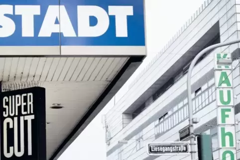 Direkte Nachbarn: Filialen der Warenhäuser Karstadt und Kaufhof in der Innenstadt von Düsseldorf.