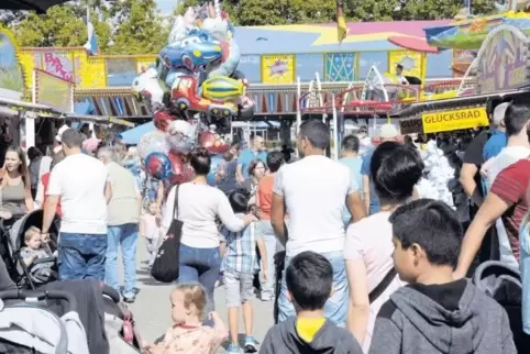 Auf dem Rummel ist was los bei der Mutterstadter Kerwe. Der Platz ist voll, die Fahrgeschäfte gut besucht.