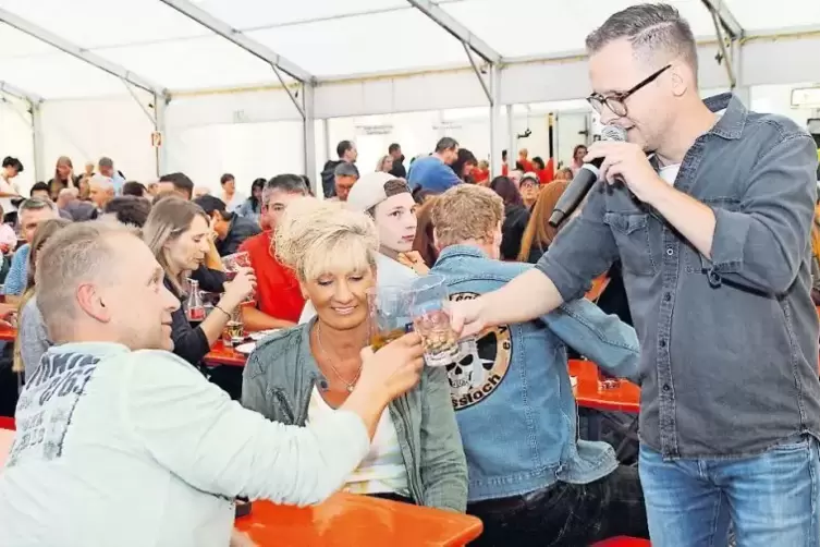 Prost! Patrick Kistner, S&auml;nger der Partyband Hossa, st&ouml;&szlig;t zwischendurch im Festzelt auch mal mit den G&auml;sten an.