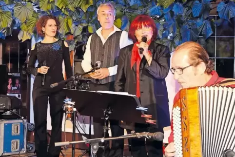 Verströmten französischen Esprit: von links Susanne Back, Philippe Huguet und Joana und am Akkordeon Laurent Leroi.