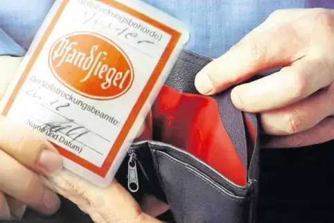 Pfandsiegel: Wenn ein Schuldner nicht zahlen will oder kann, hat der Vollstreckungs-Außendienstmitarbeiter die Möglichkeit zu pf