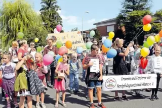 Auf ihr Musical-Projekt wiesen die Kinder der Nordpfalzschule hin.
