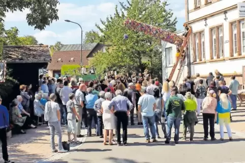 Lustiges von der Leiter: Sarah Gorke und Benjamin Held tragen die Kerwerede vor und sorgen damit für viel Heiterkeit.