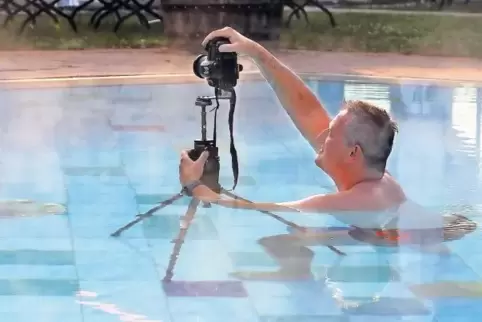 Dirk Wohlrabe macht 360-Grad-Aufnahmen im Außenbecken der Südpfalz-Therme in Bad Bergzabern.