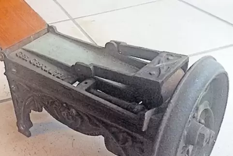 Im Keller hat Ute Fink die Nudelschneidemaschine ihres Vaters wiedergefunden.