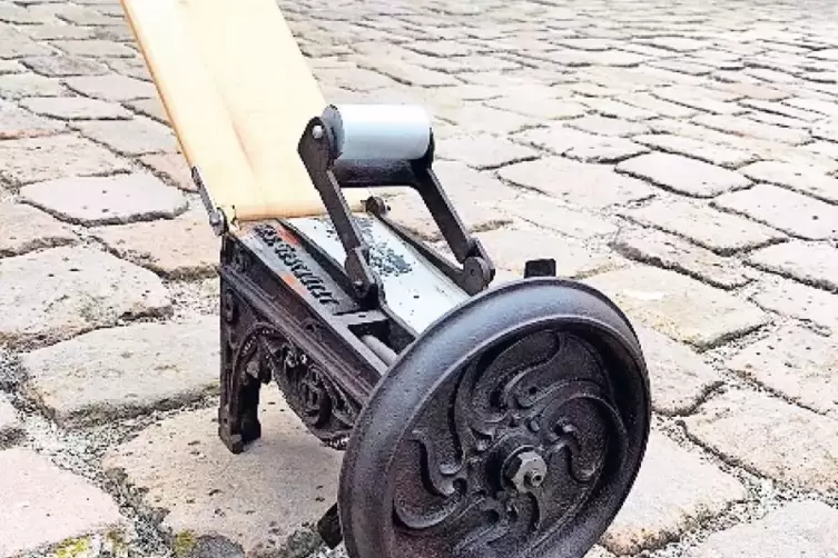 Rainer Beckers Schneidemaschine ist ein Erbst&uuml;ck seiner Oma und vermutlich 100 Jahre alt.