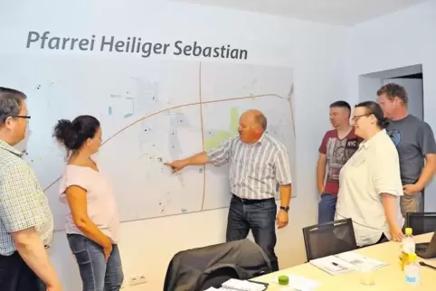 Pate Johannes Beck erläutert der Gruppe „Junge Familien” die Schwerpunkte der Pfarrei.