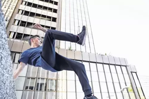 Und ab dafür: Bei der Trendsportart Parkour lassen Athleten ganze Städte zum Austragungsort ihrer Hindernisläufe werden. Beim Pa