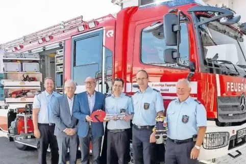 Zufrieden mit dem neuen Fahrzeug: Kreisfeuerwehrinspekteur Mike Schönlaub,Ulrich Neunzlinger (Firma Rosenbauer),Verbandsbürgerme