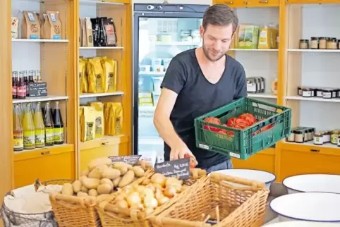Hat eine Schwäche für Tomaten: Peter Derks in seinem Stadthofladen, den er nach seiner Mutter Edith benannt hat.