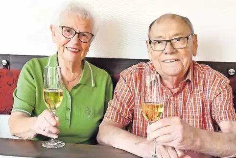 Stoßen auf 60 gemeinsame Ehejahre an: Inge und Kurt Rittler.