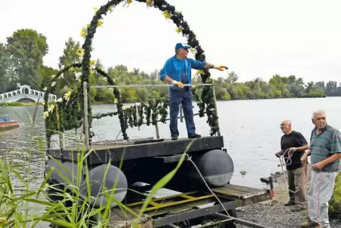 Immer ein kleines Spektakel: Die Boote und Pontons werden zu Wasser gelassen, so wie auf unserem Bild vom Freitag.
