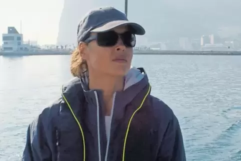 Da ist noch alles Routine: Susanne Wolff als Notärztin und Alleinseglerin Rike an Bord der Asa Gray bei der Abfahrt aus Gibralta