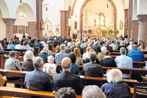 Erinnerungen: Die Besucher des Gedenkgottesdienstes mussten öfters zu ihren Taschentüchern greifen.