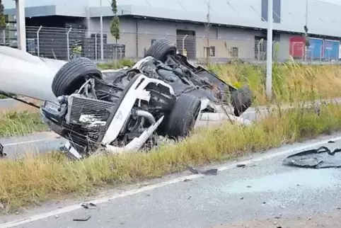 Das Wrack: Das ist nach dem Unfall vom Fahrzeug übrig geblieben.