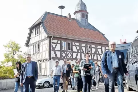 Unter der Führung von Ortschef Ralph Molter (rechts) marschierte die Kommission Richtung Kirche. Auch VG-Chef Antweiler (vorn li