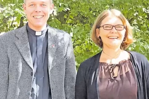 Pfarrer Franz Ramstetter stellte Anja Sachs als neue Gemeindereferentin in der Pfarrei Maria Königin vor.
