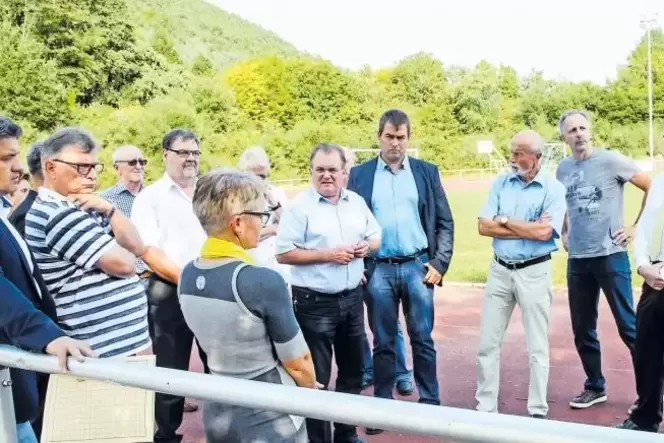 Vor Ort befasste sich der Bauausschuss des Kreistags mit dem Zustand des Hauensteiner Wasgaustadions, für das die Fraktion Grüne
