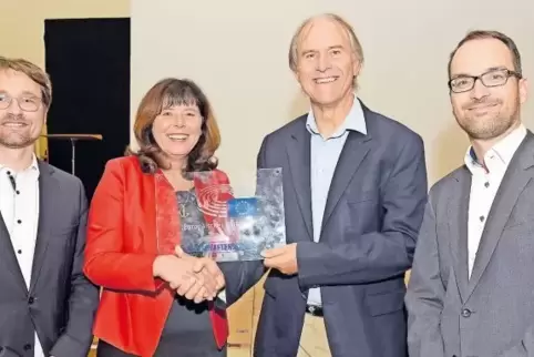 „Europa ist nicht selbstverständlich“: Jutta Steinruck übergibt die Plakette an Nils Sackmann, Schulleiter Wolfgang Stutzmann un
