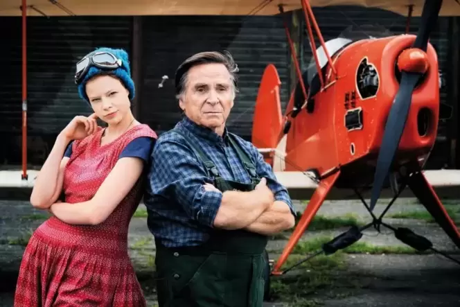 »Wir kennen diese Sorte Mann, sagen die Frauen«: Emma Bading und Elmar Wepper in Florian Gallenbergers Film. »Wir kennen diese Sorte Mann, sagen die Frauen«: Emma Bading und Elmar Wepper in Florian Gallenbergers Film.