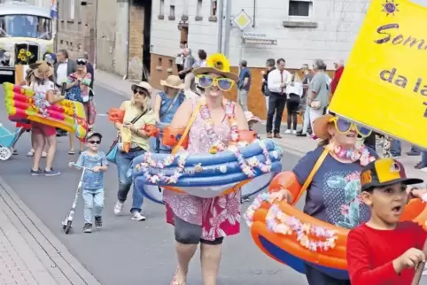 Die Turnerfrauen haben beim Kerweumzug alles mitgebracht, was für eine Abkühlung nötig ist.
