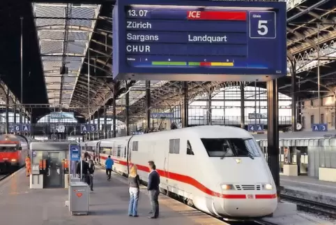 Dreimal pro Tag fährt ein ICE von Mannheim über Basel (Foto) hinaus bis nach Chur.