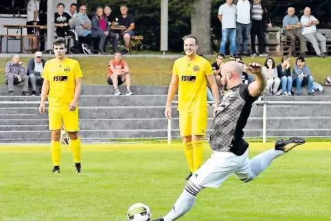 Ex-Verbandsligaspieler Maximilian Kardasch verwandelt diesen Elfmeter zum 1:0 für die SG Heltersberg/Geiselberg. Steffen Arreche