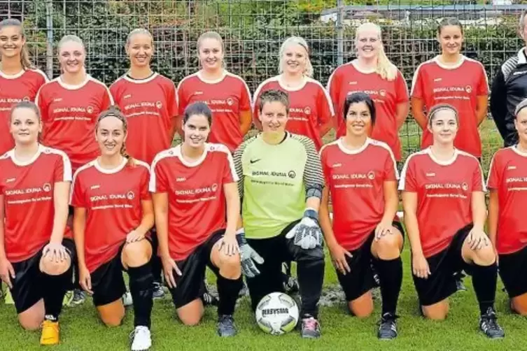 Die ambitionierte Frauenmannschaft des SC Stambach (vorne von links): Maskottchen Edda, Yvonne Götzinger, Luca Huber, Anna-Lena 
