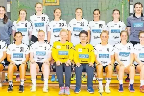Mit diesem Kader gehen die Damen des SV 64 Zweibrücken die neue Oberliga-Saison an (vorne von links): Anna-Lena Frank, Pauline H