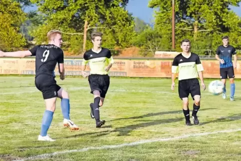 2:0 für den Favoriten: Luca Kerer (links) hat für den FC Speyer 09 II beim Stadtrivalen ASV abgezogen.