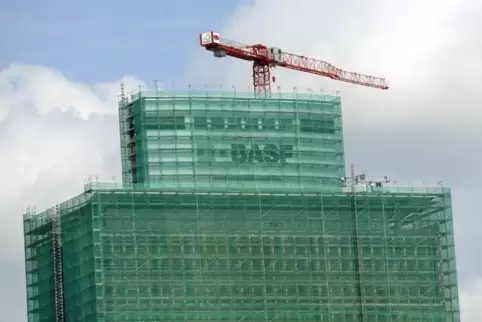 Wo das neue Bürogebäude entstehen soll, stand bis 2014 das Friedrich-Engelhorn-Hochhaus. Im Bild: eingerüstet, kurz vor dem Abri