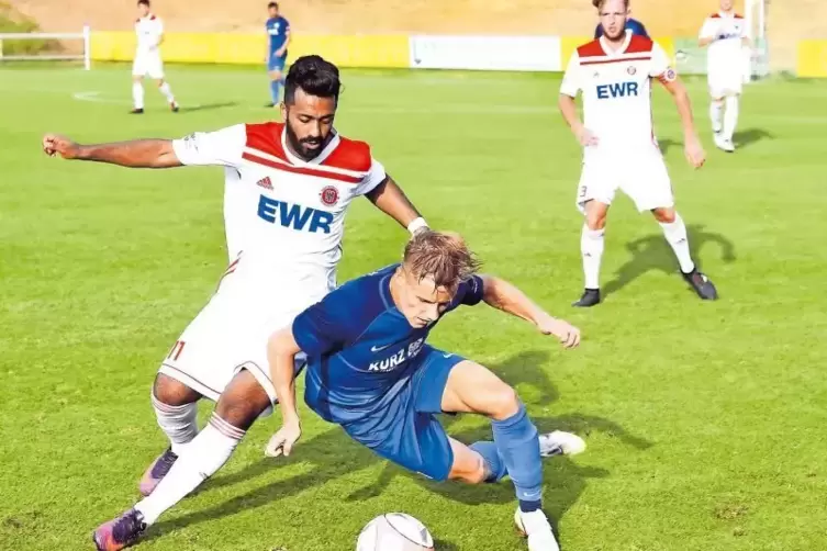 Schwer zu stoppen: Lukas Metz (blau) von TuS Mechtersheim beim Eichbaum-Cup gegen Pfeddersheim.