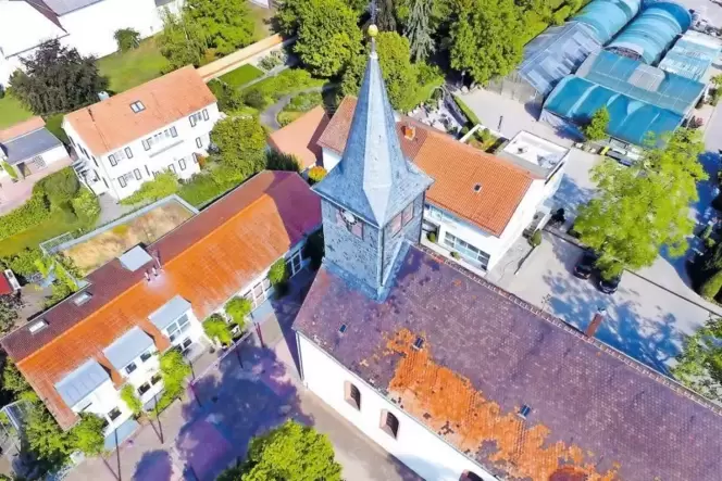 Dieses Bild zeigt, wie kaputt das Dach der protestantischen Kirche ist und wie hoch der Handlungsbedarf. Dieses Bild zeigt, wie kaputt das Dach der protestantischen Kirche ist und wie hoch der Handlungsbedarf.