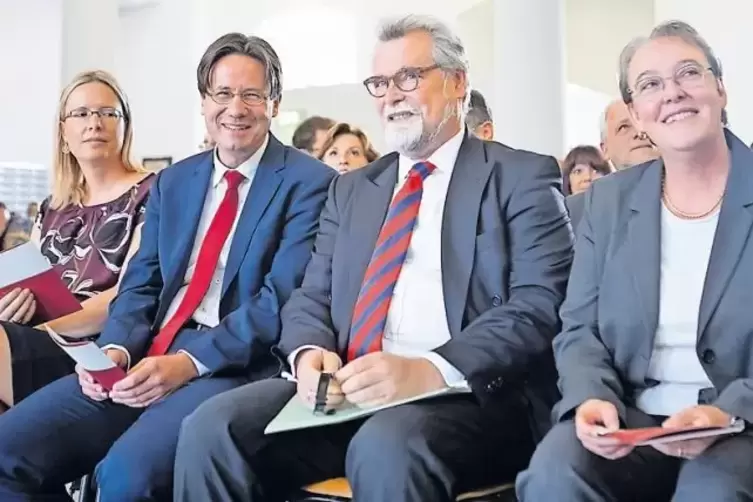 Von links: Sabine Graßhoff, Generalstaatsanwalt Martin Graßhoff, Justizminister Herbert Mertin und Iris Weingardt, die neue Leit