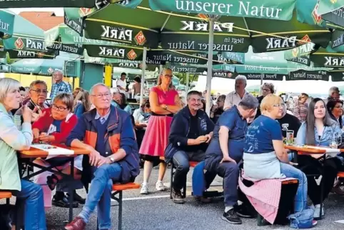 Unter vielen Sonnenschirmen wird von Freitag bis Sonntag wieder beim Bruchwissefeschd gefeiert.