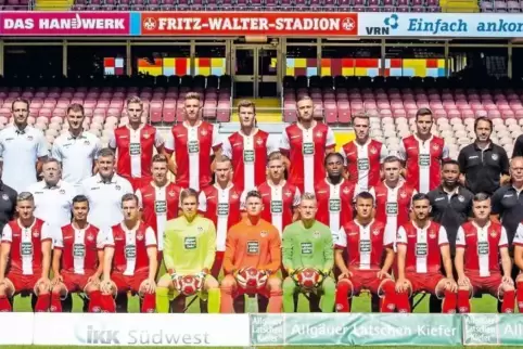 Der Kader der FCK-U21 in der Saison 2018/19 (hinten von links): Torwarttrainer Sven Höh, Athletiktrainer Marvin Kilian, Luca Jen