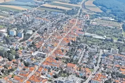 Die Rheinstraße ist eine der Schlagadern der Stadt Kandel.