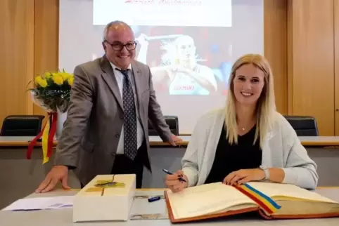Bürgermeister Christian Gauf glaubt, dass Christin Hussong auch mal den Weltrekord knacken kann.  Foto: Moschel