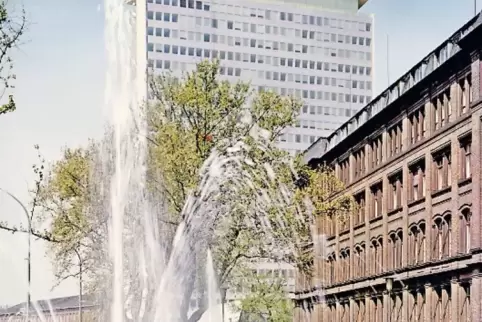 Wo das Engelhorn-Haus (unser Bild) stand, klafft seit Ende 2014 eine Baulücke. Rechts davon das Vorstandsgebäude, das bald renov