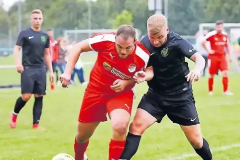 In Anlehnung: Rushit Berisha (links) von RW Speyer gegen Gronau.