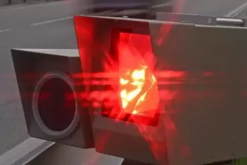 Ein Blitzer hat mehrere Temposünden auf der B 270 bei Langweiler dokumentiert. Symbolbild: DPA